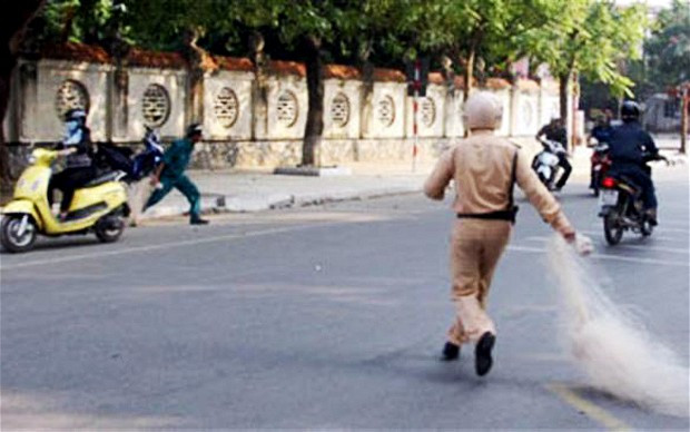 Ảnh cảnh sát giao thông Thanh Hóa dùng lưới đánh cá bắt người đua xe được Telegraph đăng tải