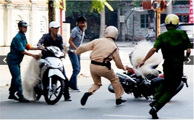 Ảnh cảnh sát giao thông Thanh Hóa dùng lưới đánh cá bắt người đua xe được Telegraph đăng tải