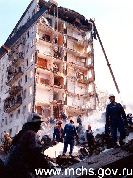 Nhân viên EMERCOM tham gia cứu hộ nạn nhân động đất ở Nga