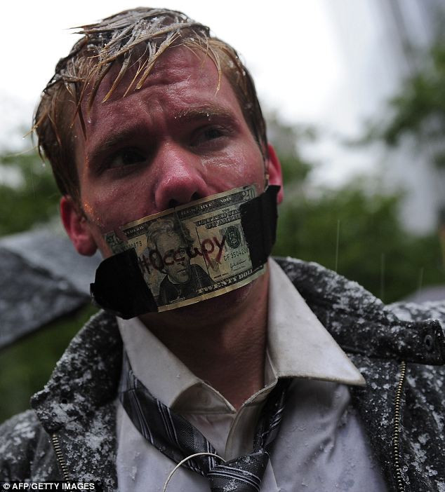 Một người biểu tình kiên trì đứng trong mưa tuyết ở phố Wall Một người biểu tình kiên trì đứng trong mưa tuyết ở phố Wall