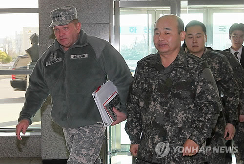 Tướng Mỹ James D. Thurman (trái) - Chỉ huy trưởng lực lượng Mỹ đồn trú tại Hàn Quốc - được thiếu tướng Hàn Quốc Jung Seung Jo tháp tùng tới trụ sở Bộ Quốc phòng Hàn Quốc tại Seoul ngày 19/12 tham gia cuộc họp công bố thông tin về cái chết của nhà lãnh đạo Triều Tiên Kim Jong Il cùng với quan chức quân sự cấp cao của Hàn Quốc. Tướng Mỹ James D. Thurman (trái) - Chỉ huy trưởng lực lượng Mỹ đồn trú tại Hàn Quốc - được thiếu tướng Hàn Quốc Jung Seung Jo tháp tùng tới trụ sở Bộ Quốc phòng Hàn Quốc tại Seoul ngày 19/12 tham gia cuộc họp công bố thông tin về cái chết của nhà lãnh đạo Triều Tiên Kim Jong Il cùng với quan chức quân sự cấp cao của Hàn Quốc.