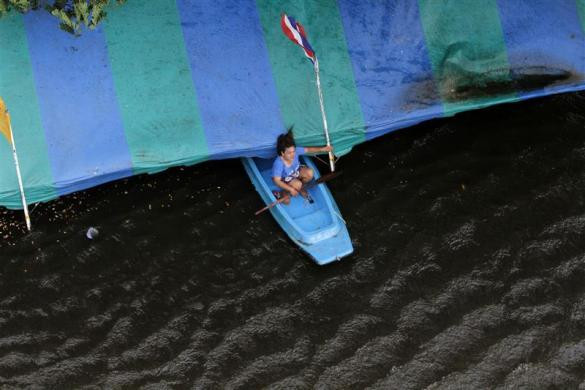 Người dân Thái kêu làm dấu hiệu kêu gọi trực thăng giúp đỡ Người dân Thái kêu làm dấu hiệu kêu gọi trực thăng giúp đỡ