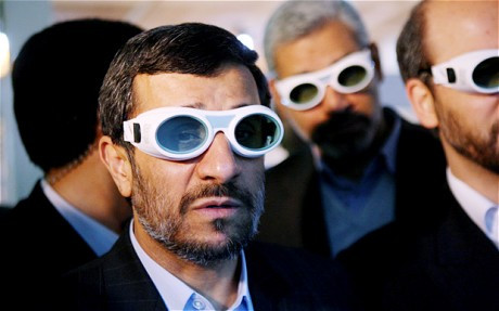 Tổng thống Iran Mahmoud Ahmadinejad thăm một triển lãm khoa học laser trong năm ngoái ở Tehran (minh hoạ) Tổng thống Iran Mahmoud Ahmadinejad thăm một triển lãm khoa học laser trong năm ngoái ở Tehran (minh hoạ)