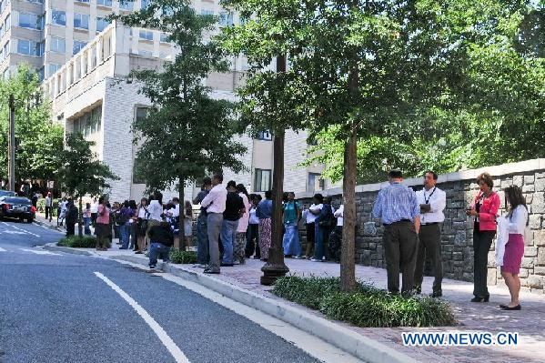 Dân sơ tán từ một tòa nhà sau động đất ở Quận Arlington, Virginia, Dân sơ tán từ một tòa nhà sau động đất ở Quận Arlington, Virginia,