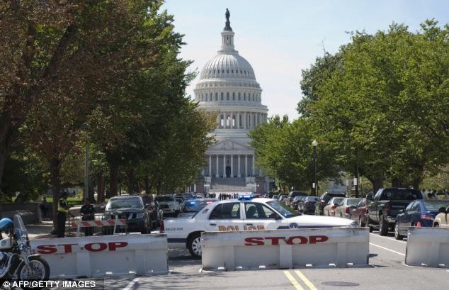 Cảnh sát di tản người dân tại Washington DC Cảnh sát di tản người dân tại Washington DC