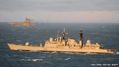 Tàu khu trục HMS York của Hải quân Hoàng gia Anh tiếp cận tàu sân bay của Nga Tàu khu trục HMS York của Hải quân Hoàng gia Anh tiếp cận tàu sân bay của Nga