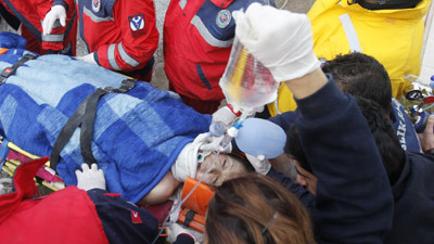 Một giáo viên Thổ Nhĩ Kỳ được tìm thấy vẫn còn sống sau gần 3 ngày bị mắc kẹt do động đất Một giáo viên Thổ Nhĩ Kỳ được tìm thấy vẫn còn sống sau gần 3 ngày bị mắc kẹt do động đất