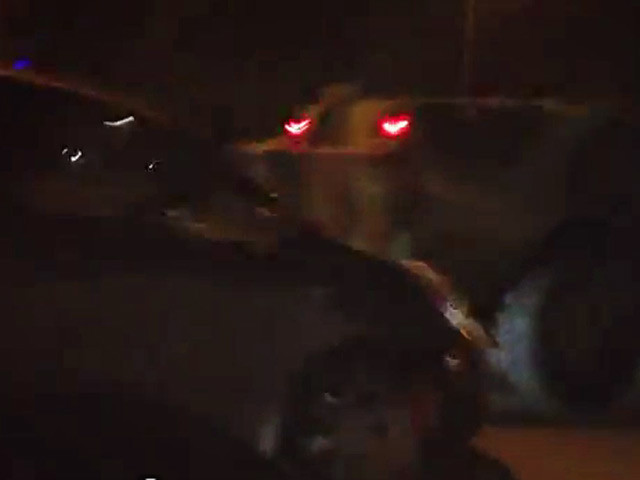 Hình ảnh thời điểm chiếc xe hơi va chạm với xe bọc thép Hình ảnh thời điểm chiếc xe hơi va chạm với xe bọc thép