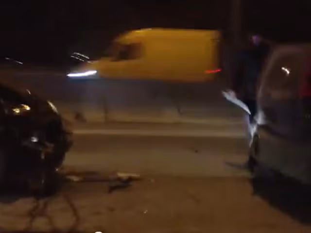 Phần đầu chiếc xe vỡ nát sau va chạm