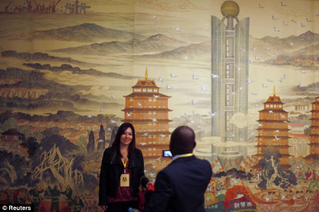 Nó có cả một phòng triển lãm, một nhà hàng có sức chứa tới 1.500 - 2.000 người và bể bơi trên tầng thượng, vườn. Nó có cả một phòng triển lãm, một nhà hàng có sức chứa tới 1.500 - 2.000 người và bể bơi trên tầng thượng, vườn.