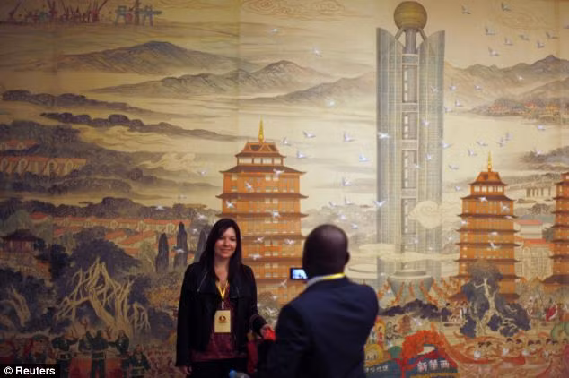 Nó có cả một phòng triển lãm, một nhà hàng có sức chứa tới 1.500 - 2.000 người và bể bơi trên tầng thượng, vườn.