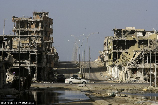 Cảnh hoang tàn ở thành phố Sirte sau gần 1 năm diễn ra nội chiến Cảnh hoang tàn ở thành phố Sirte sau gần 1 năm diễn ra nội chiến