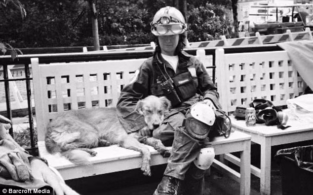 Denise và chủ nhân của mình khi tham gia cứu hộ tại New York.