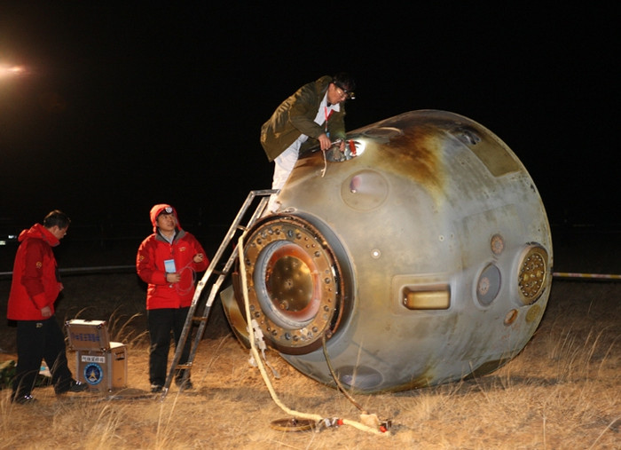 Tàu Thần Châu 8 của Trung Quốc trở về Trái Đất sau trong đợt phóng hồi tháng 10