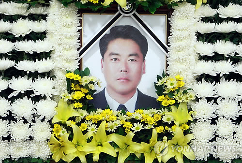Hạ sĩ Lee Cheong-ho, người đã bị tử nạn trong vụ xung đột Hạ sĩ Lee Cheong-ho, người đã bị tử nạn trong vụ xung đột