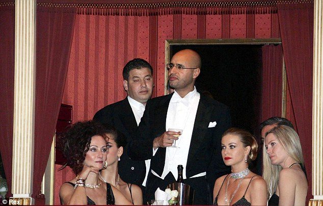Saif Gaddafi tại Vienna Opera Ball vào năm 2006. Saif Gaddafi tại Vienna Opera Ball vào năm 2006.