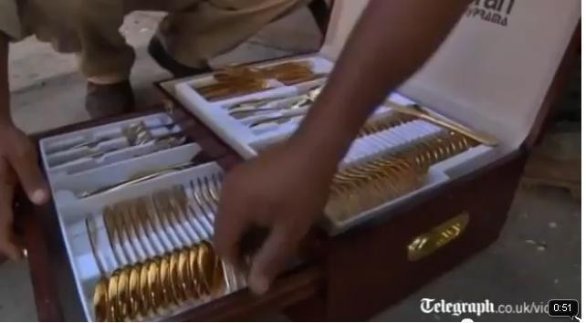 Cảnh phiến quân tìm thấy một số đồ đạc bị bỏ lại của con gái Đại tá Gaddafi