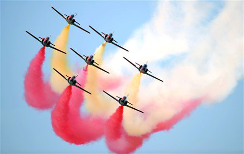 Màn biểu diễn của đội nhào lộn Patrulla Águila của Không lực Tây Ban Nha. Màn biểu diễn của đội nhào lộn Patrulla Águila của Không lực Tây Ban Nha.