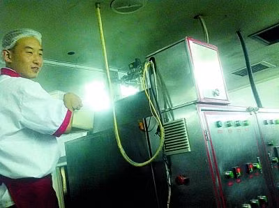 Hỗn hợp trên được cho vào máy trộn đặc biệt để điều chỉnh tỷ lệ một lần nữa.