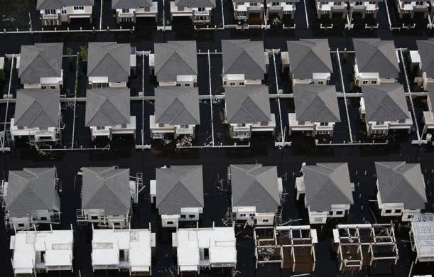 Những ngôi nhà cũng bị bao vây bởi nước Những ngôi nhà cũng bị bao vây bởi nước