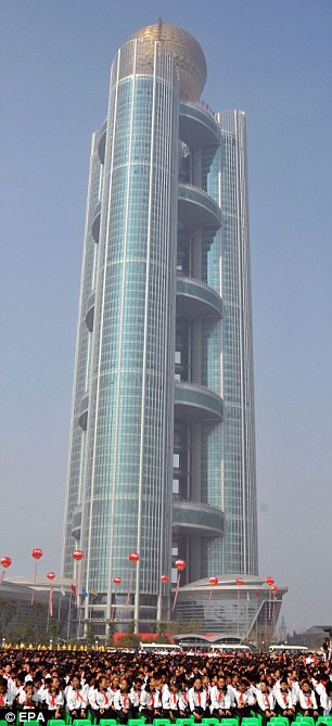 Người dân tham gia lễ khánh thành tòa nhà chọc trời của làng hôm thứ Bảy tuần trước. Người dân tham gia lễ khánh thành tòa nhà chọc trời của làng hôm thứ Bảy tuần trước.