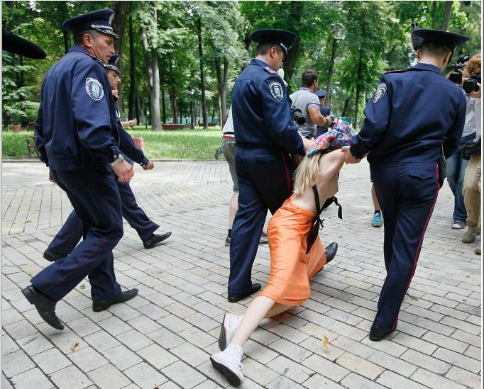 Một thành viên FEMEN tham gia phản đối chính sách của chính phủ trước tòa nhà nội các ở Kiev Một thành viên FEMEN tham gia phản đối chính sách của chính phủ trước tòa nhà nội các ở Kiev