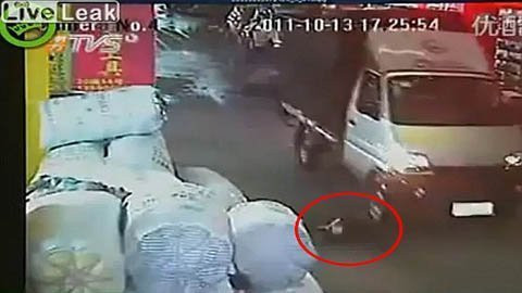Camera ghi lại cảnh bé Wang Yue bị xe cán Camera ghi lại cảnh bé Wang Yue bị xe cán