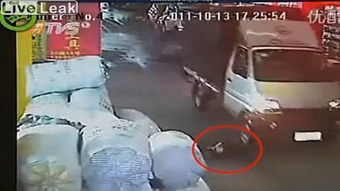 Camera ghi lại cảnh bé Wang Yue bị xe cán