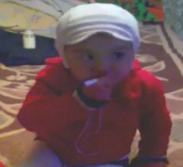 Hiện cô bé đã được giao cho cha đẻ nuôi sau khi ông tố cáo người vợ cũ dạy con cái họ những thói quen xấu