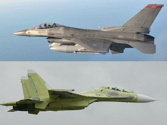 F-16 của Mỹ (trên) và Su-30MK2 của Nga F-16 của Mỹ (trên) và Su-30MK2 của Nga