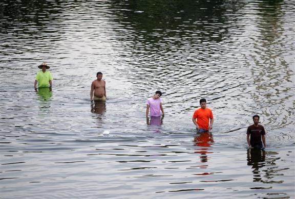 Người dân làng Wat Sukran Tharam, tỉnh Ayutthaya đi tránh lũ hôm 13/10/2011 Người dân làng Wat Sukran Tharam, tỉnh Ayutthaya đi tránh lũ hôm 13/10/2011
