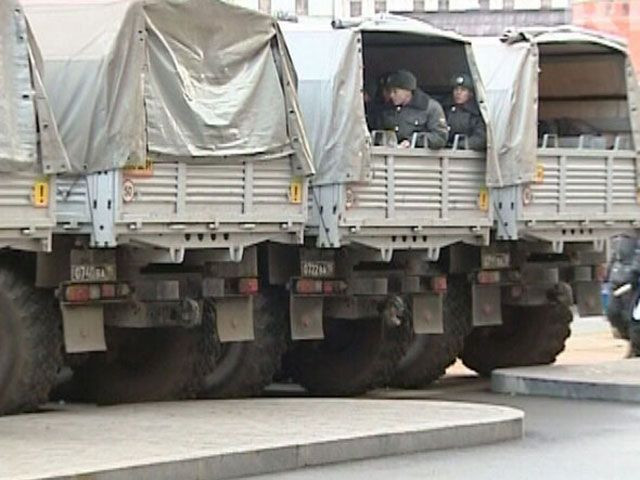 Nhân viên an ninh Nga và xe quân sự được triển khai tại quảng trường Bolotlaya, nơi dự kiến sẽ diễn ra cuộc biểu tình chống gian lận bầu cử quy mô lớn vào ngày 24/12 Nhân viên an ninh Nga và xe quân sự được triển khai tại quảng trường Bolotlaya, nơi dự kiến sẽ diễn ra cuộc biểu tình chống gian lận bầu cử quy mô lớn vào ngày 24/12