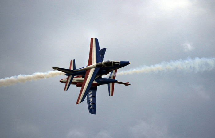 Đội bay nhào lộn “patrouille de France” của Pháp được thành lập năm 1964. Đội bay này khi biểu diễn thường để lại ba vệt khói có màu giống với quốc kỳ của nước Pháp mang ý nghĩa "tự do" (màu đỏ), "dân chủ" (màu trắng) và "tình yêu" (màu xanh) để thể hiện sự dũng cảm, lãng mạn của người Pháp cũng như những lời chúc tốt đẹp gửi tới tương lai. Đội bay nhào lộn “patrouille de France” của Pháp được thành lập năm 1964. Đội bay này khi biểu diễn thường để lại ba vệt khói có màu giống với quốc kỳ của nước Pháp mang ý nghĩa "tự do" (màu đỏ), "dân chủ" (màu trắng) và "tình yêu" (màu xanh) để thể hiện sự dũng cảm, lãng mạn của người Pháp cũng như những lời chúc tốt đẹp gửi tới tương lai.