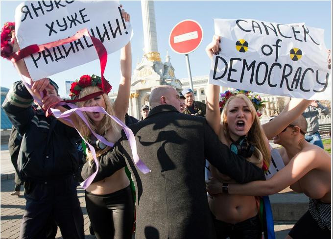 Biểu tình trước cửa hội nghị các nhà tài trợ kinh tế giúp làm sạch ô nhiễm tại khu vực thảm họa Chernobyl ở Kiev hôm 26/4 nhân dịp kỷ niệm 25 năm thảm họa trên xảy ra Biểu tình trước cửa hội nghị các nhà tài trợ kinh tế giúp làm sạch ô nhiễm tại khu vực thảm họa Chernobyl ở Kiev hôm 26/4 nhân dịp kỷ niệm 25 năm thảm họa trên xảy ra