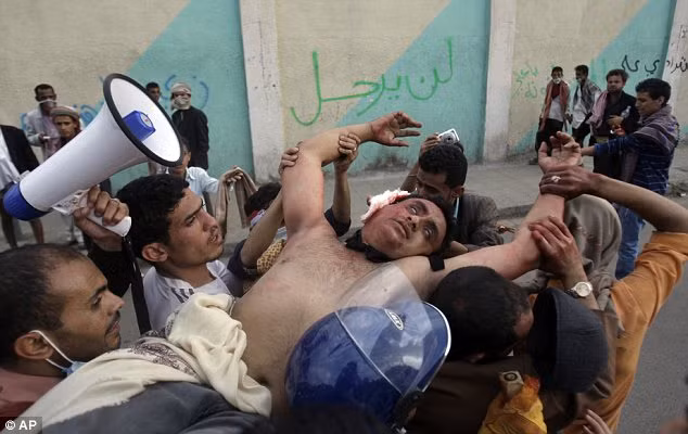 Trong khi các bệnh viện phải đối mặt với tình trạng thiếu thuốc men và trang thiết bị.