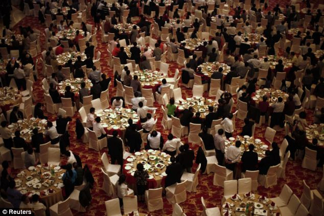 Tiền xây tòa tháp do người dân trong làng cùng quyên góp, trong đó, mỗi người đóng góp ít nhất là 10 triệu NDT. Tiền xây tòa tháp do người dân trong làng cùng quyên góp, trong đó, mỗi người đóng góp ít nhất là 10 triệu NDT.