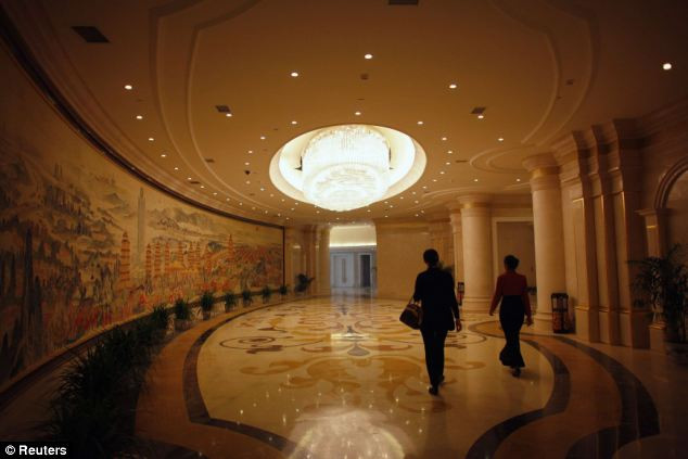 Tòa nhà có 800 phòng và có thể chứa được 2.000 người - tương đương với toàn bộ cư dân của làng. Tòa nhà có 800 phòng và có thể chứa được 2.000 người - tương đương với toàn bộ cư dân của làng.