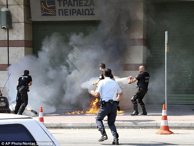 Các biện pháp cắt giảm chi phí ở Hy Lạp đã gây ra một loạt các cuộc phá sản và thất nghiệp và khiến quốc gia này phải đối mặt với suy thoái kinh tế năm thứ 3 liên tiếp. Các biện pháp cắt giảm chi phí ở Hy Lạp đã gây ra một loạt các cuộc phá sản và thất nghiệp và khiến quốc gia này phải đối mặt với suy thoái kinh tế năm thứ 3 liên tiếp.