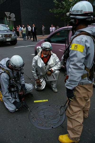 Lính cứu hỏa Nhật Bản sửa hố ga trên phố