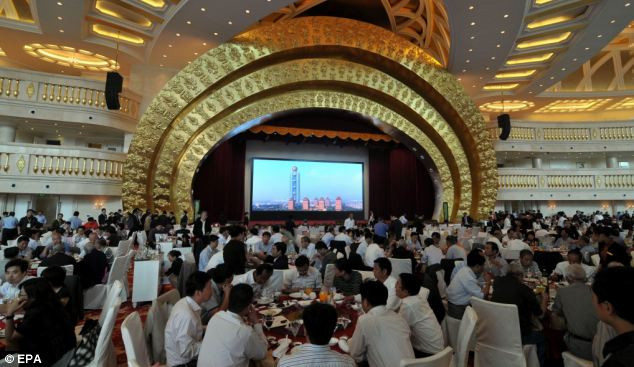 Tòa nhà chọc trời này bắt đầu được xây dựng từ 4 năm trước, bao gồm 74 tầng với chi phí là 3 tỷ NDT (khoảng 301 triệu bảng Anh) Tòa nhà chọc trời này bắt đầu được xây dựng từ 4 năm trước, bao gồm 74 tầng với chi phí là 3 tỷ NDT (khoảng 301 triệu bảng Anh)