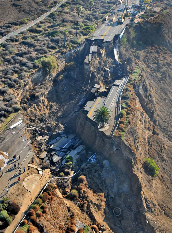 Lở đất do mưa lớn đã gây sạt lở nghiêm trọng một đoạn đường ven biển ở thành phố San Pedro, California hôm 21/11. Lở đất do mưa lớn đã gây sạt lở nghiêm trọng một đoạn đường ven biển ở thành phố San Pedro, California hôm 21/11.