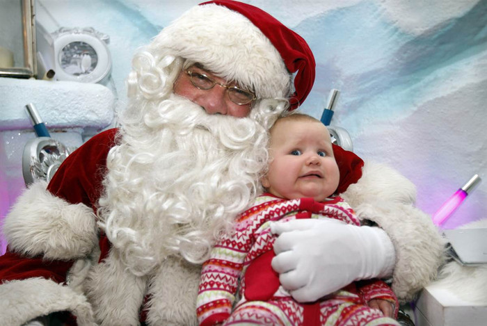 Nam diễn viên David Warren, người đóng vai ông già Noel 10 năm qua đang bế cậu bé 7 tháng tuổi Olivia Ruch trước cửa hàng Selfridges ở London vào ngày 7/12. Nam diễn viên David Warren, người đóng vai ông già Noel 10 năm qua đang bế cậu bé 7 tháng tuổi Olivia Ruch trước cửa hàng Selfridges ở London vào ngày 7/12.