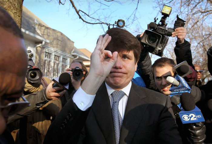 Cựu thống đốc bang Illinois Rod Blagojevich rời nhà tới tòa án Chicago hôm 12/12, nơi ông bị kết án 14 năm tù giam về tội tham nhũng công khai bao gồm việc cố gắng bán ghế thượng nghị sĩ của Barack Obama cho người trả giá cao nhất. Cựu thống đốc bang Illinois Rod Blagojevich rời nhà tới tòa án Chicago hôm 12/12, nơi ông bị kết án 14 năm tù giam về tội tham nhũng công khai bao gồm việc cố gắng bán ghế thượng nghị sĩ của Barack Obama cho người trả giá cao nhất.