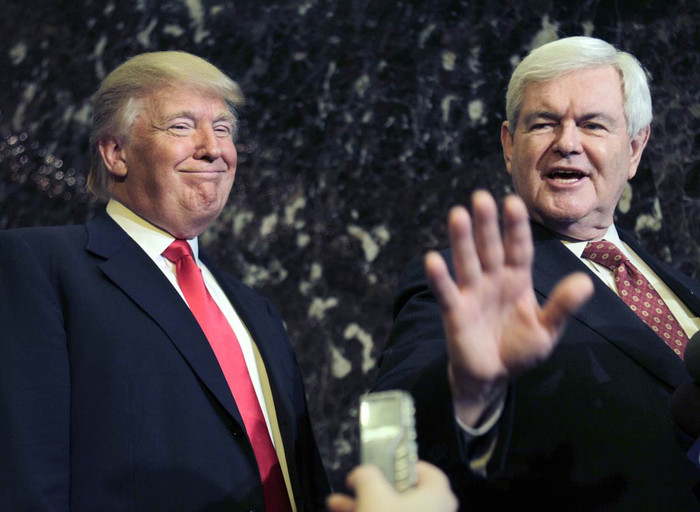 Donald Trump, ứng viên tranh cử Tổng thống của Đảng cộng Hòa Mỹ, mỉm cười bên cạnh cựu phát ngôn viên Nhà Trắng Newt Gingrich trong cuộc nói chuyện với giới truyền thông sau cuộc họp ở New York hôm 5/12 Donald Trump, ứng viên tranh cử Tổng thống của Đảng cộng Hòa Mỹ, mỉm cười bên cạnh cựu phát ngôn viên Nhà Trắng Newt Gingrich trong cuộc nói chuyện với giới truyền thông sau cuộc họp ở New York hôm 5/12