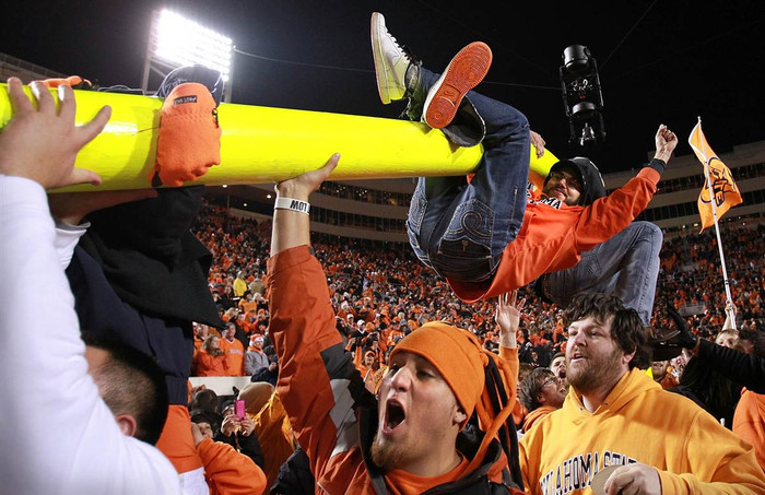 Người hâm mộ của Oklahoma State Cowboys reo lên sung sướng sau khi đội này có chiến thắng 44-10 trước đội Oklahoma Sooners tại sân vận động Stillwater, Oklahoma (Mỹ) hôm 3/12. Ít nhất 12 người đã bị thương trong cuộc hỗn loạn gây ra bởi hàng ngàn người hâm mộ đổ xô xuống sân ăn mừng. Người hâm mộ của Oklahoma State Cowboys reo lên sung sướng sau khi đội này có chiến thắng 44-10 trước đội Oklahoma Sooners tại sân vận động Stillwater, Oklahoma (Mỹ) hôm 3/12. Ít nhất 12 người đã bị thương trong cuộc hỗn loạn gây ra bởi hàng ngàn người hâm mộ đổ xô xuống sân ăn mừng.