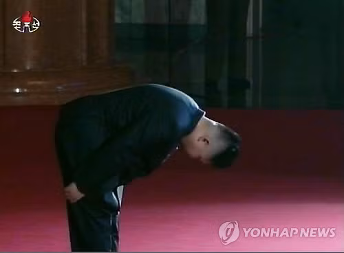 Đại tướng Kim Jong Un viếng Chủ tịch Kim tại lăng Kumsusan hôm 27/12. Ảnh Yonhap Đại tướng Kim Jong Un viếng Chủ tịch Kim tại lăng Kumsusan hôm 27/12. Ảnh Yonhap