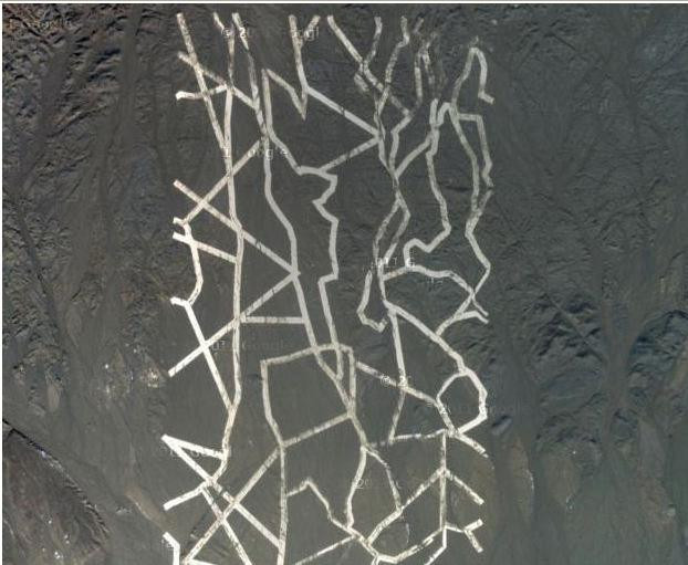 Cấu trúc kỳ lạ này nằm ở Đôn Hoàng, tỉnh Cam Túc, một khu vực hẻo lánh gần biên giới Mông Cổ, giáp phía bắc của sông Shule - dòng sông chảy qua cao nguyên Tây Tạng vào sa mạc Kumtag. Cấu trúc kỳ lạ này nằm ở Đôn Hoàng, tỉnh Cam Túc, một khu vực hẻo lánh gần biên giới Mông Cổ, giáp phía bắc của sông Shule - dòng sông chảy qua cao nguyên Tây Tạng vào sa mạc Kumtag.