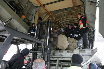 Nhân viên EMERCOM tham gia cứu trợ nạn nhân động đất ở Thỗ Nhì Kỳ trong tháng 10/2011