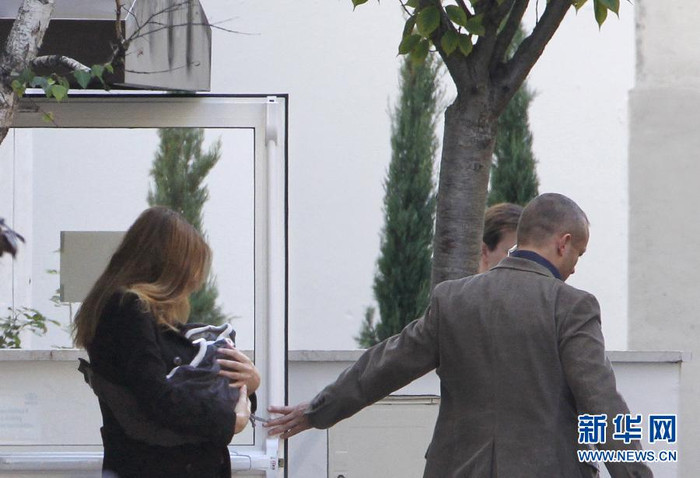 Đây là người con chung đầu tiên của cựu người mẫu và Tổng thống Nicolas Sarkozy.