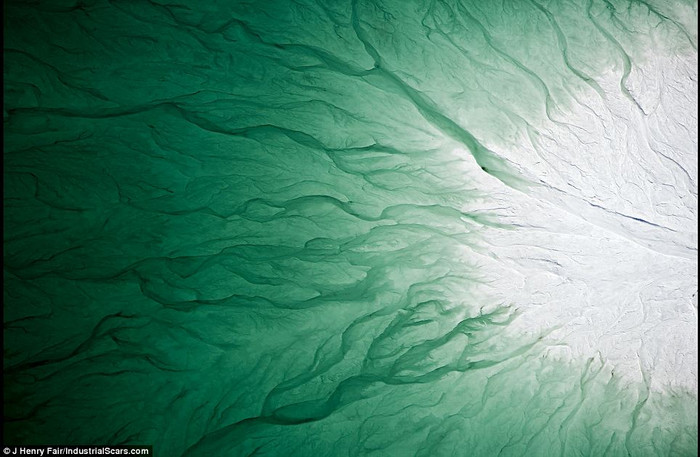 Vùng đất bị ô nhiễm thạch cao, acid sulfuric và phân loại một số kim loại nặng, bao gồm cả uranium và radium ở Geismar, Louisiana Vùng đất bị ô nhiễm thạch cao, acid sulfuric và phân loại một số kim loại nặng, bao gồm cả uranium và radium ở Geismar, Louisiana